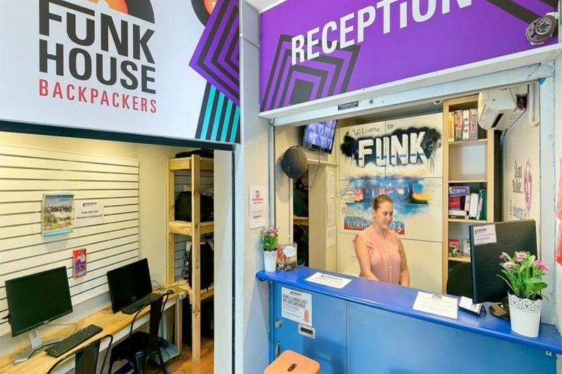 Mad Monkey Downtown Hostel Sydney Buitenkant foto